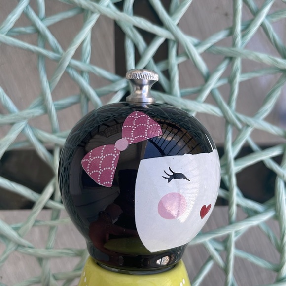 Geisha Salt or Pepper Grinder - Picture 6 of 15